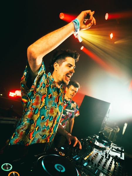 Dj in bont hemd juicht met vuist in de lucht