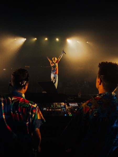 MC springt op het podium voor de dj's